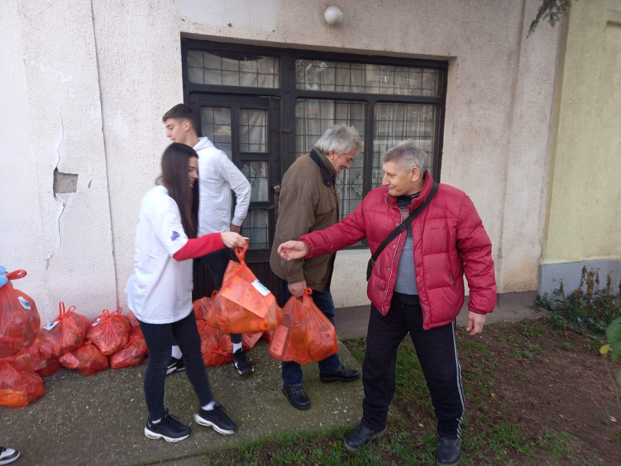 Omladina Ledinaca uručila pomoć za korisnike Narodne kuhinje FOTO