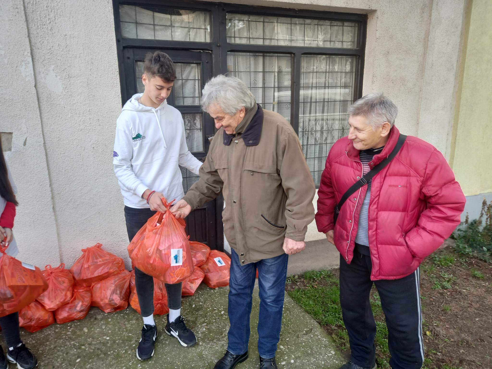 Omladina Ledinaca uručila pomoć za korisnike Narodne kuhinje FOTO