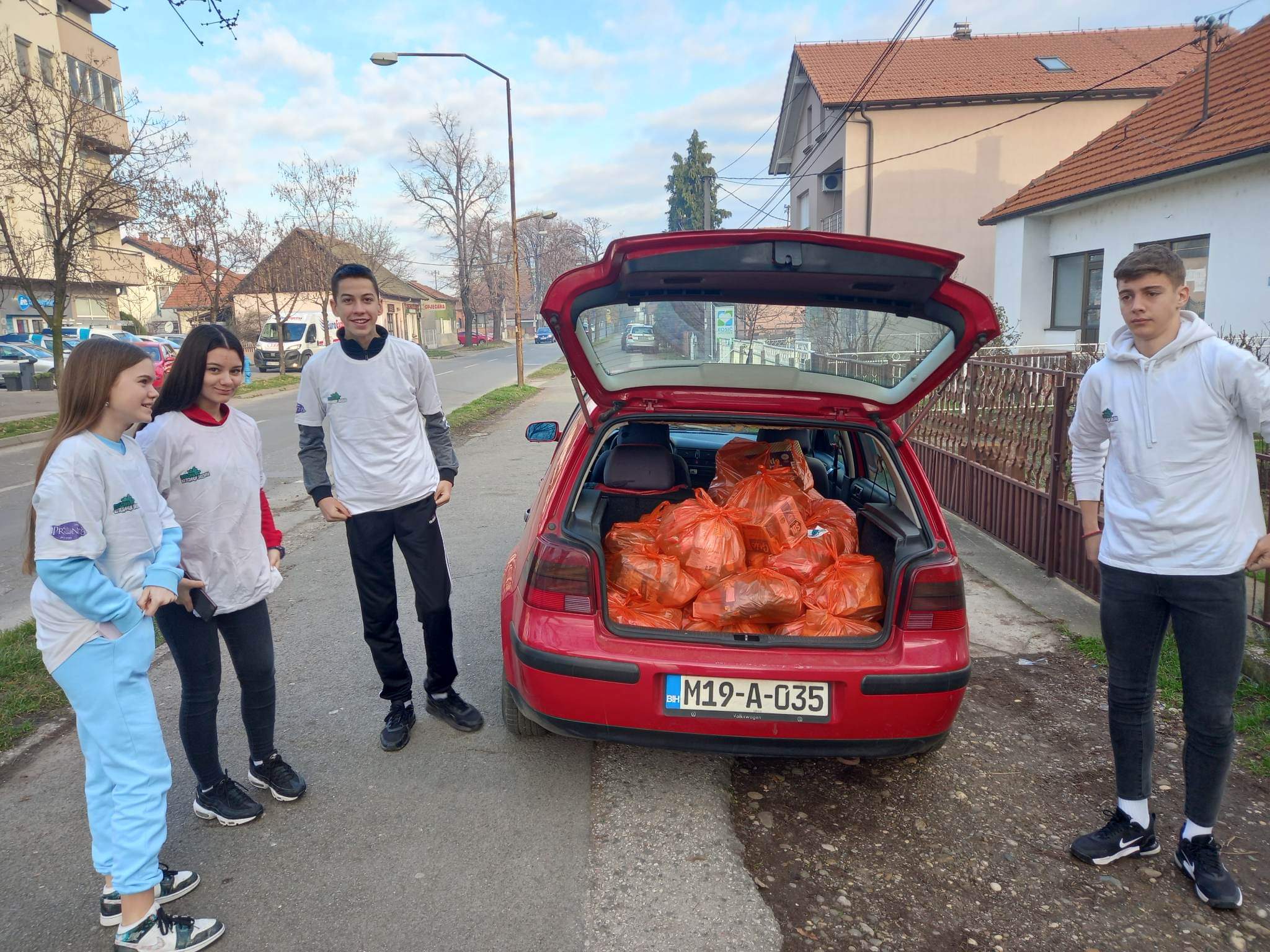Omladina Ledinaca uručila pomoć za korisnike Narodne kuhinje FOTO