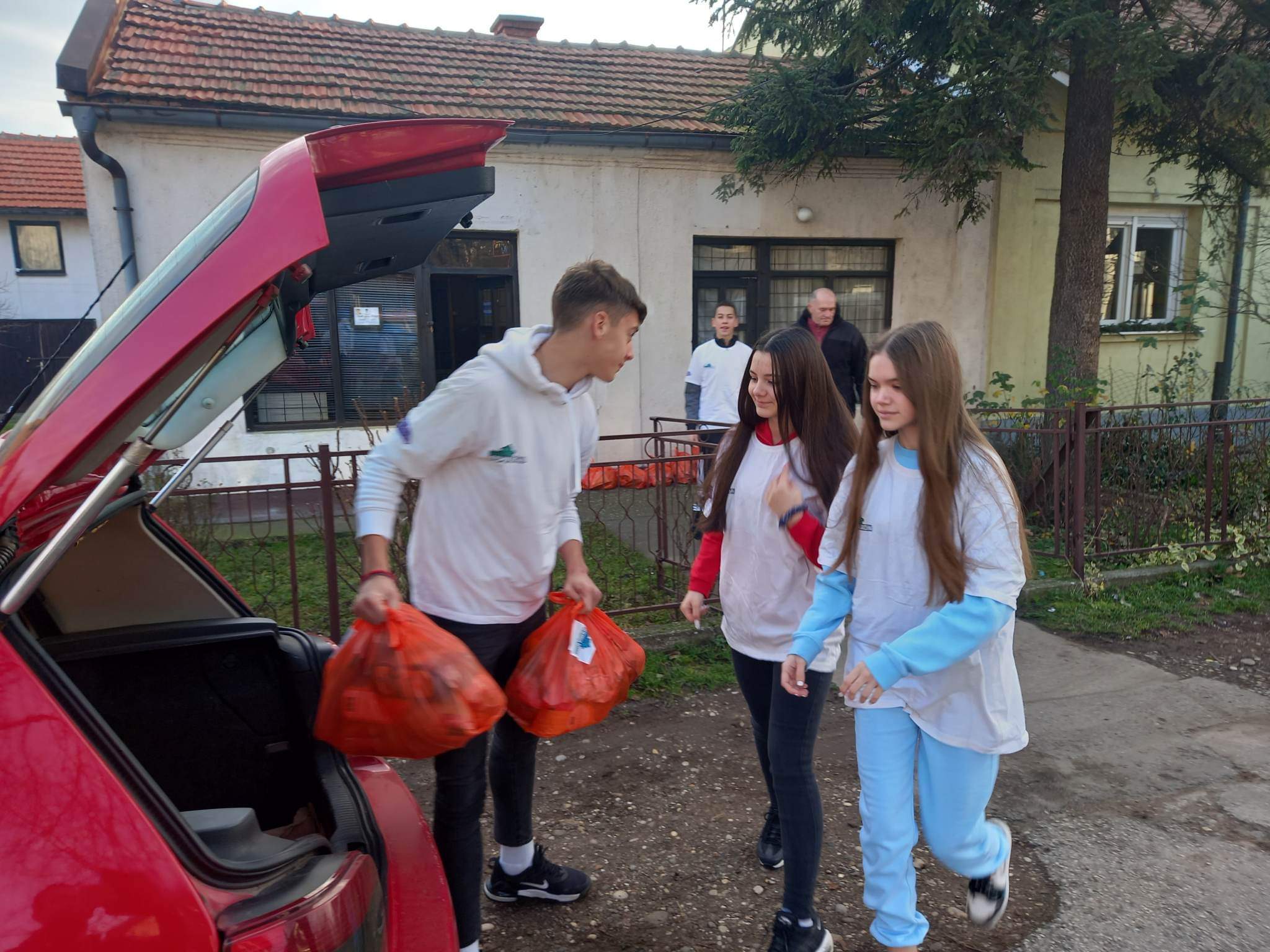 Omladina Ledinaca uručila pomoć za korisnike Narodne kuhinje FOTO
