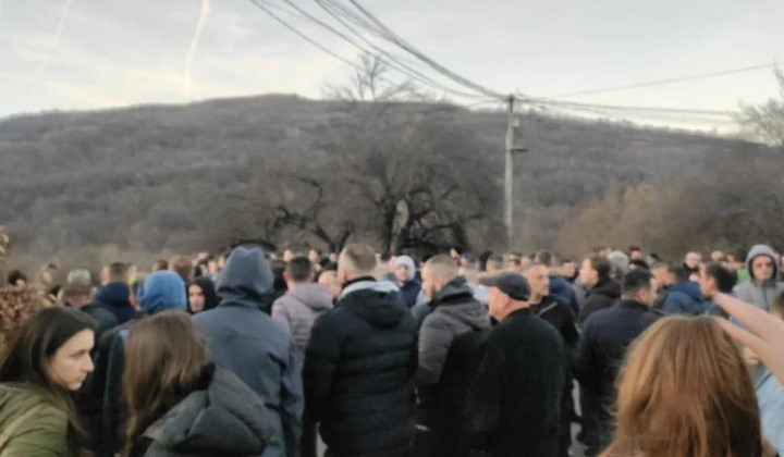 Kosmet: Srbi blokirali put, pucano na dječake koji su nosili Badnjak