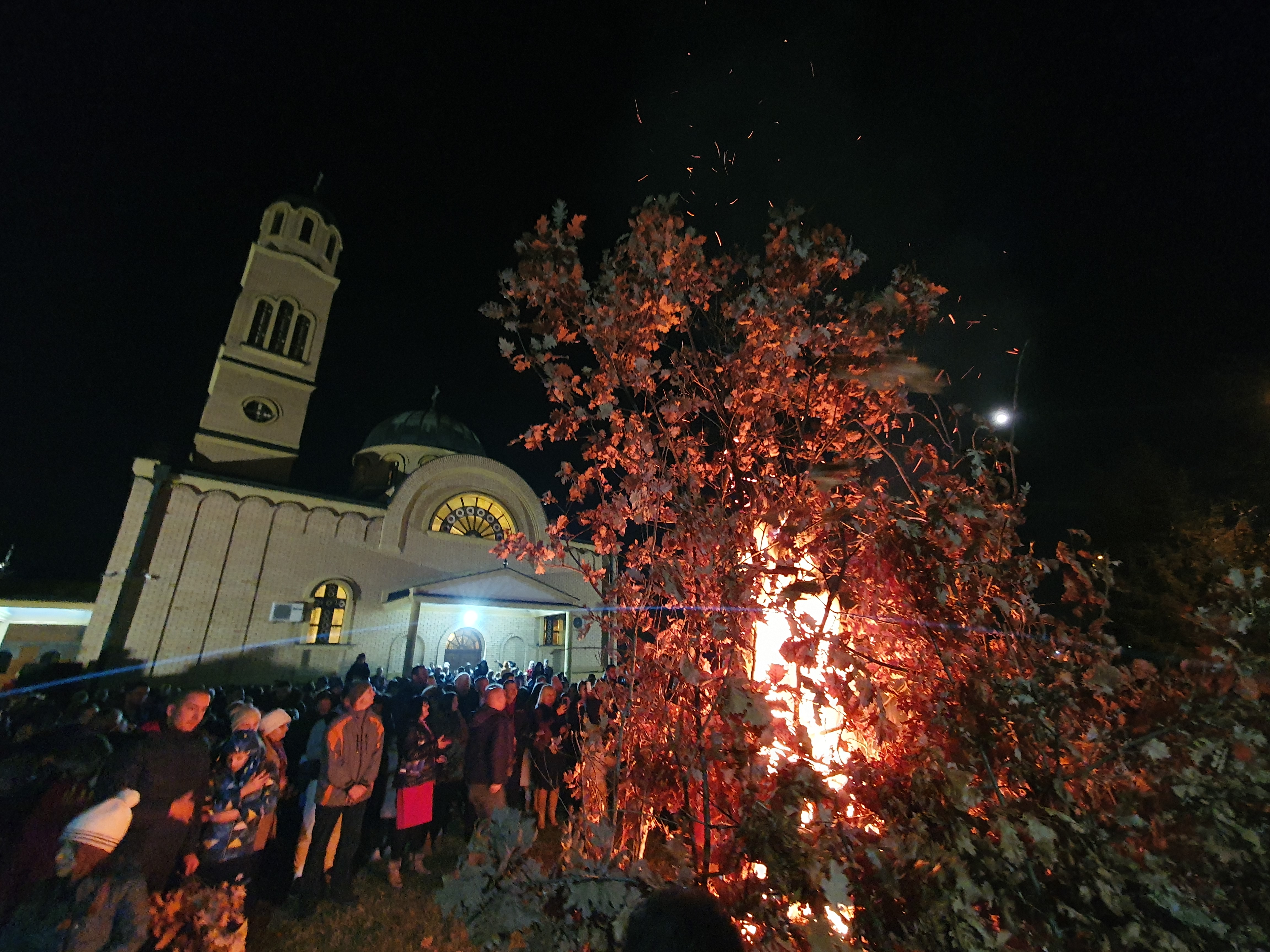 Načelnik naložio badnjak: Ugljevičani čekaju Božić u porti hrama Svete Petke Paraskeve