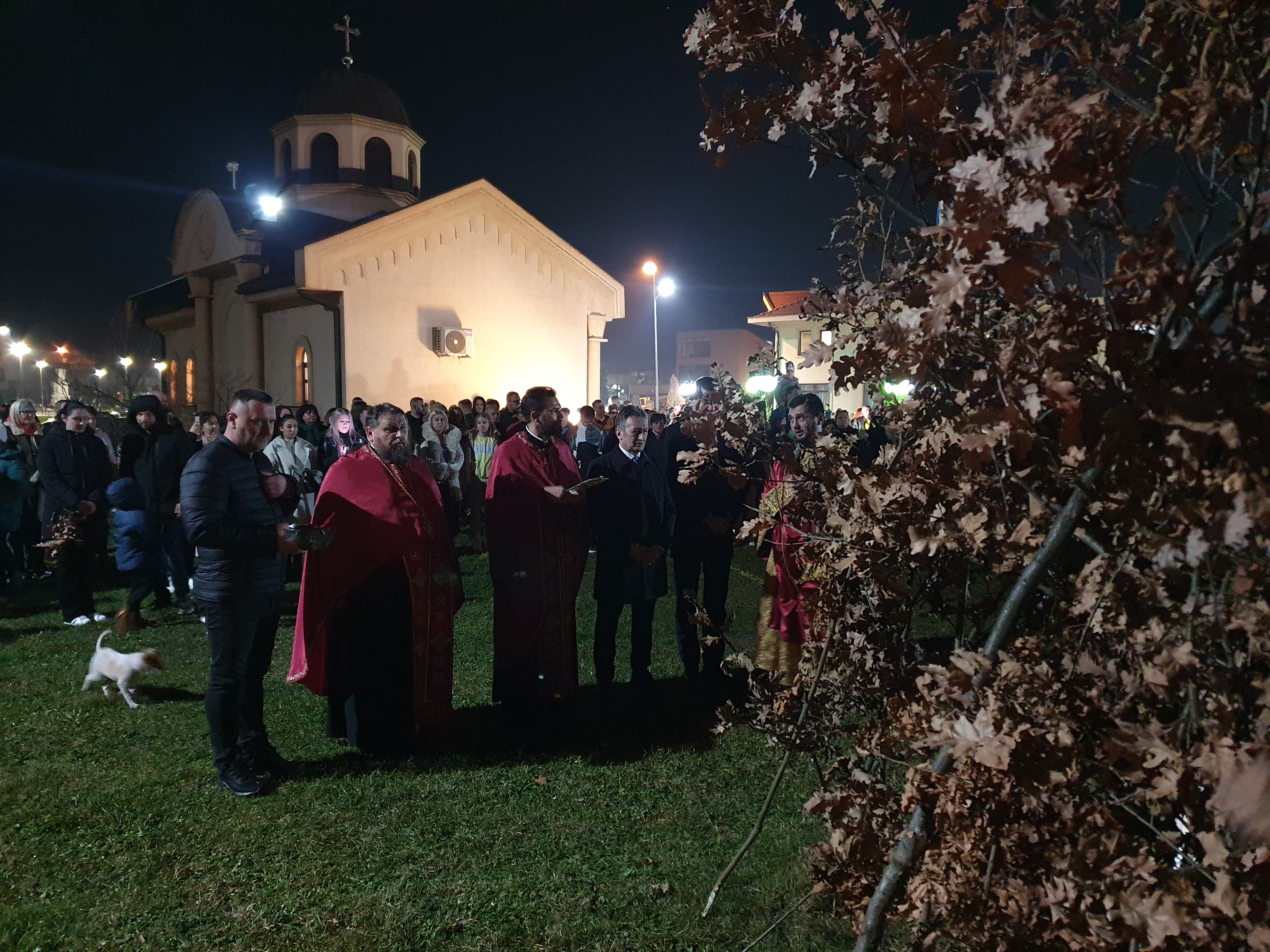 Načelnik naložio badnjak: Ugljevičani čekaju Božić u porti hrama Svete Petke Paraskeve