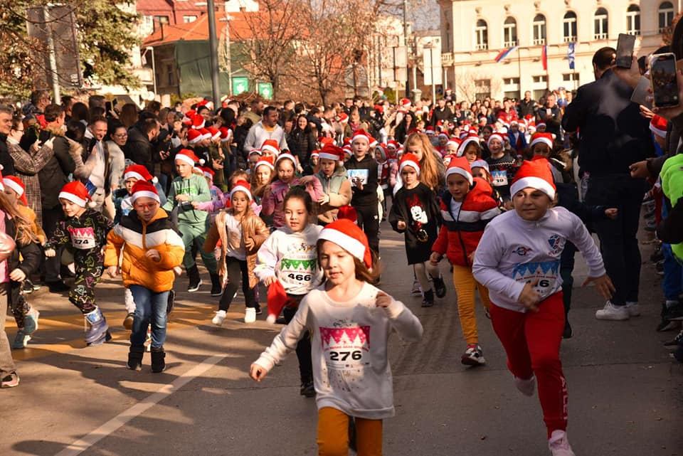 Bijeljina: Za Anastasiju trčali mali Deda Mrazovi FOTO