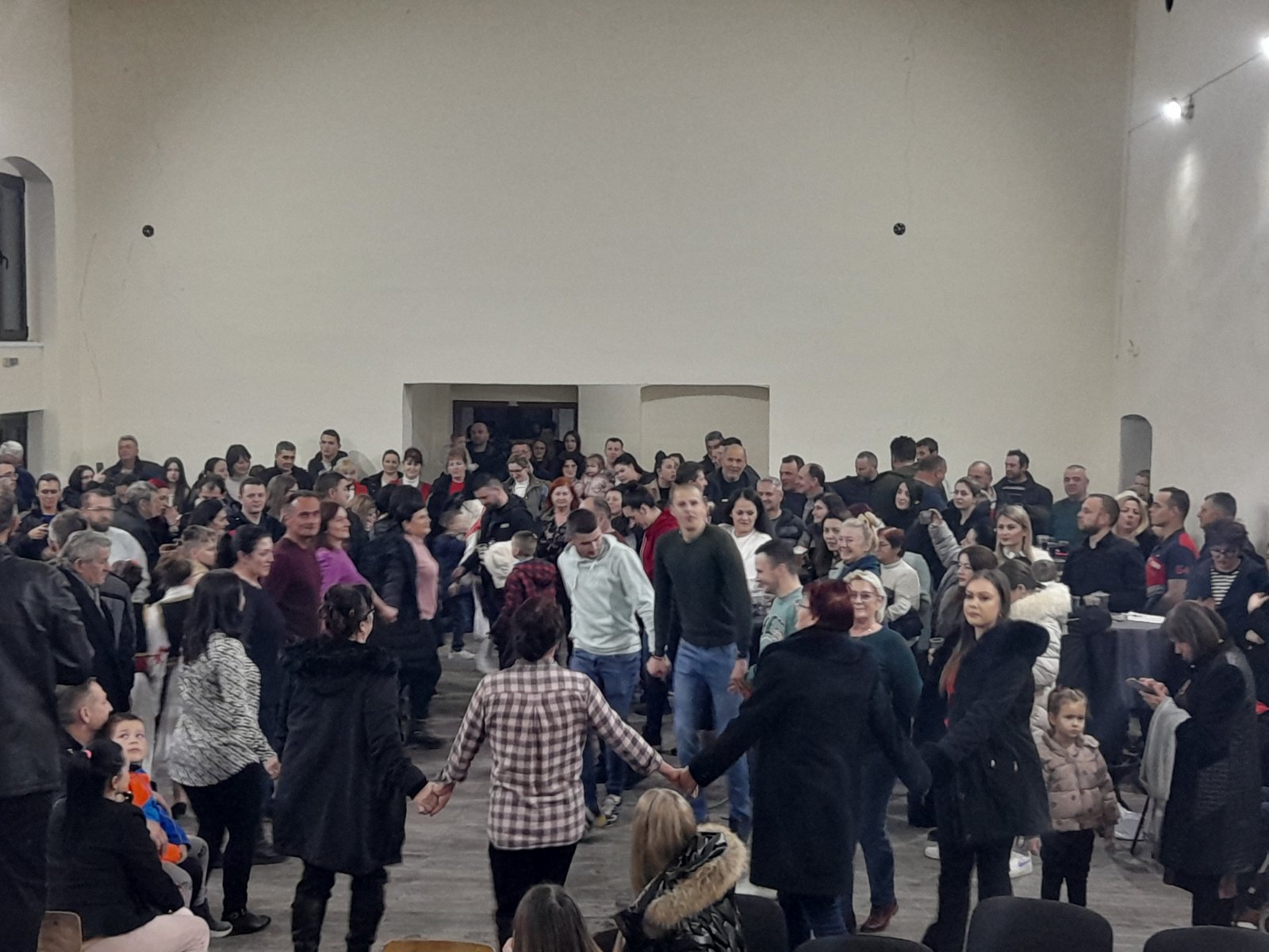 VESELI SE I STARO I MLADO Božićna priredba u selu Popovi FOTO