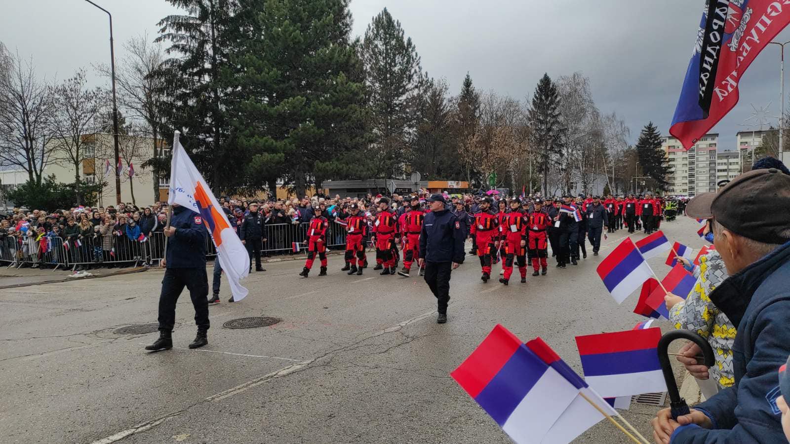 PJESMOM PUKNI ZORO ZAVRŠEN DEFILE Razvijena Srpska zastava duga 527 metara FOTO/VIDEO
