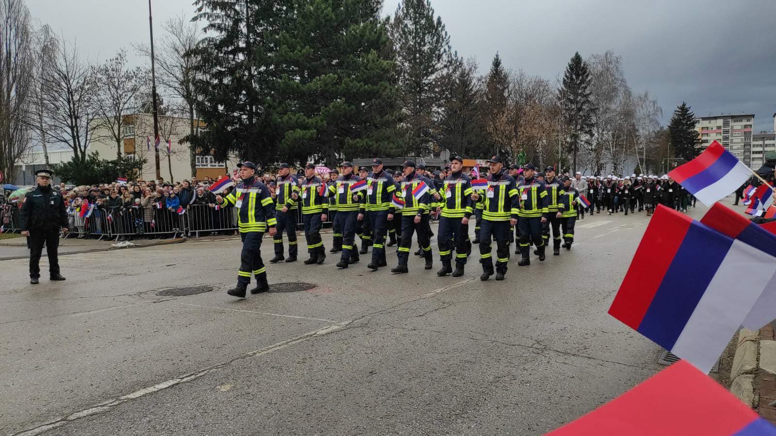 PJESMOM PUKNI ZORO ZAVRŠEN DEFILE Razvijena Srpska zastava duga 527 metara FOTO/VIDEO