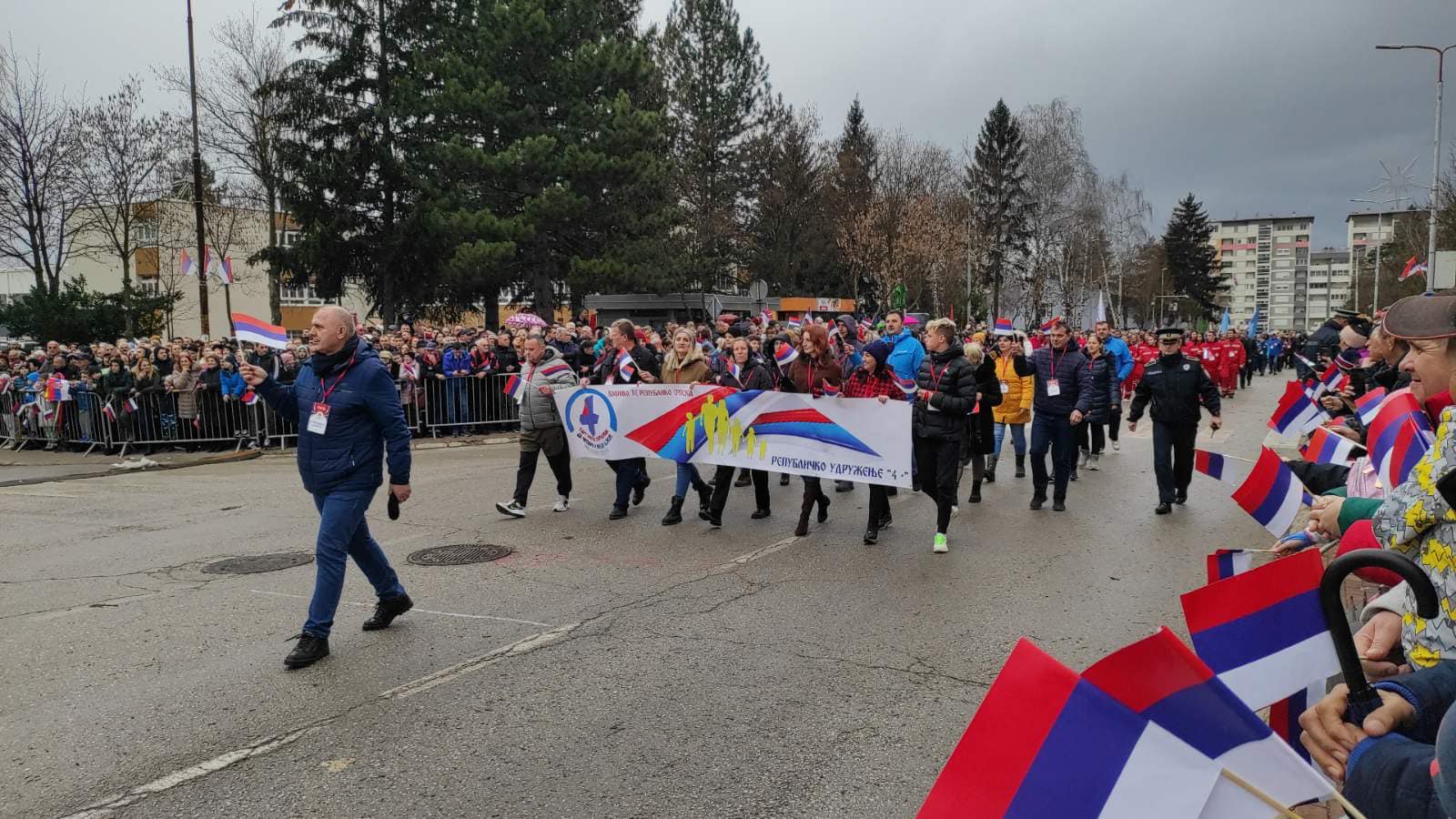 PJESMOM PUKNI ZORO ZAVRŠEN DEFILE Razvijena Srpska zastava duga 527 metara FOTO/VIDEO