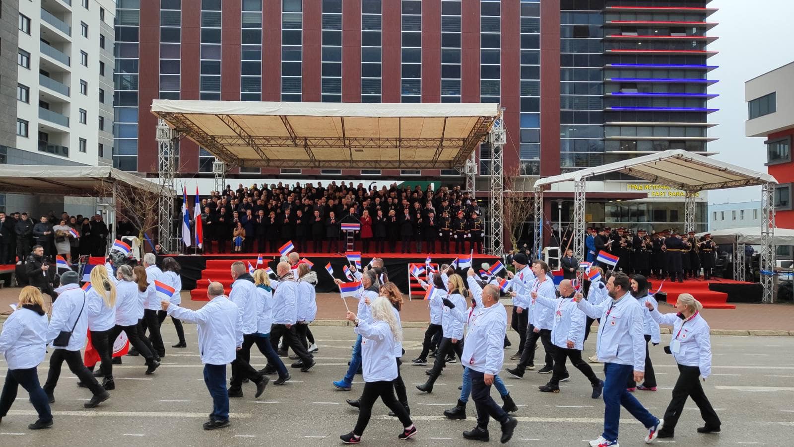 PJESMOM PUKNI ZORO ZAVRŠEN DEFILE Razvijena Srpska zastava duga 527 metara FOTO/VIDEO