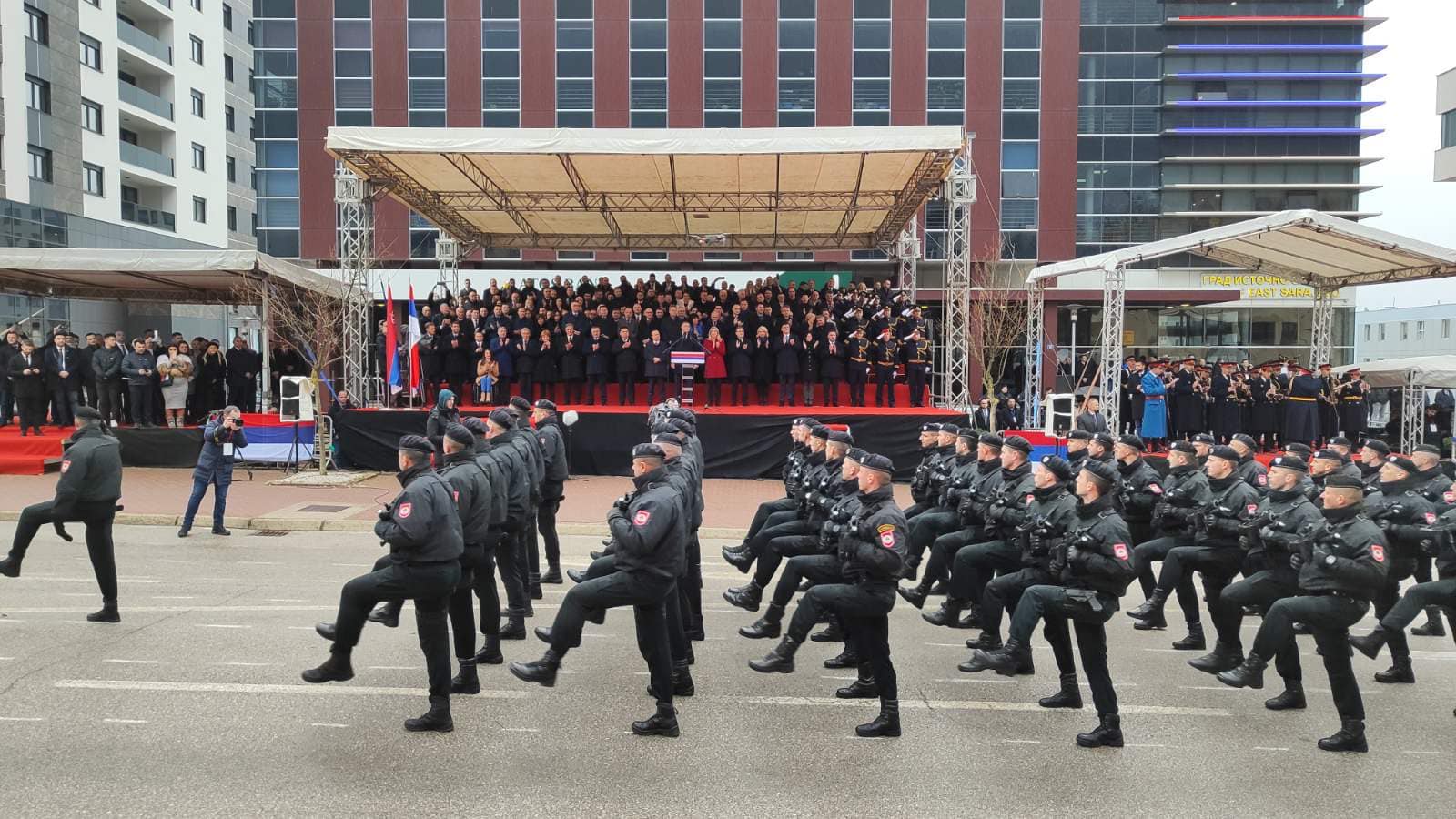 PJESMOM PUKNI ZORO ZAVRŠEN DEFILE Razvijena Srpska zastava duga 527 metara FOTO/VIDEO