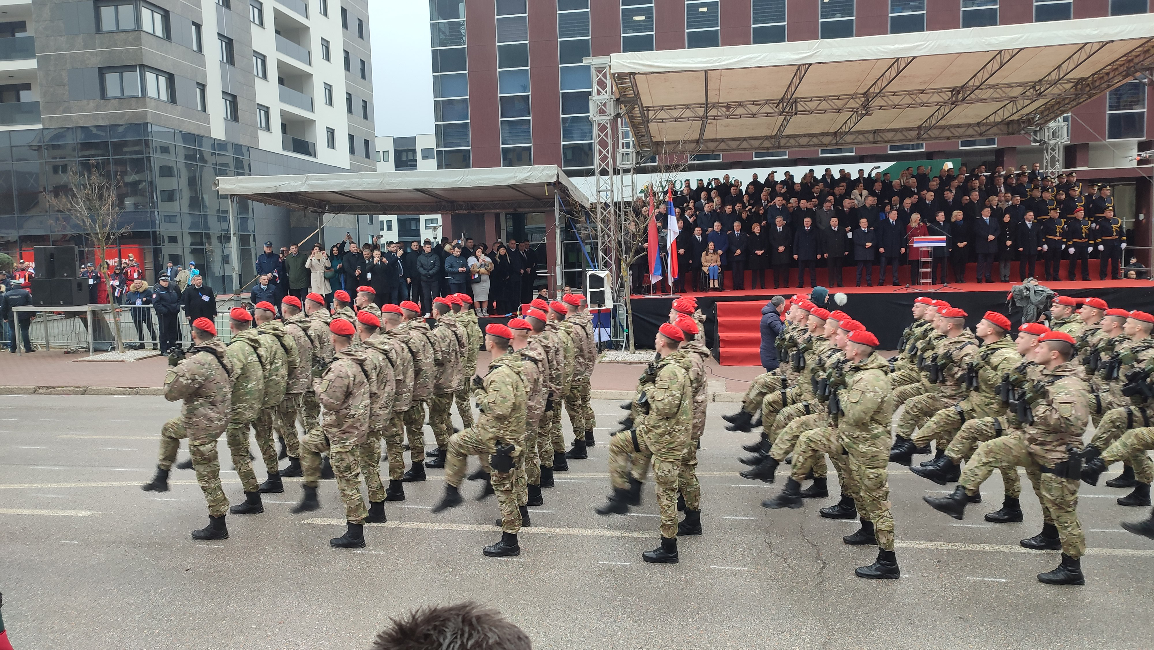 PJESMOM PUKNI ZORO ZAVRŠEN DEFILE Razvijena Srpska zastava duga 527 metara FOTO/VIDEO