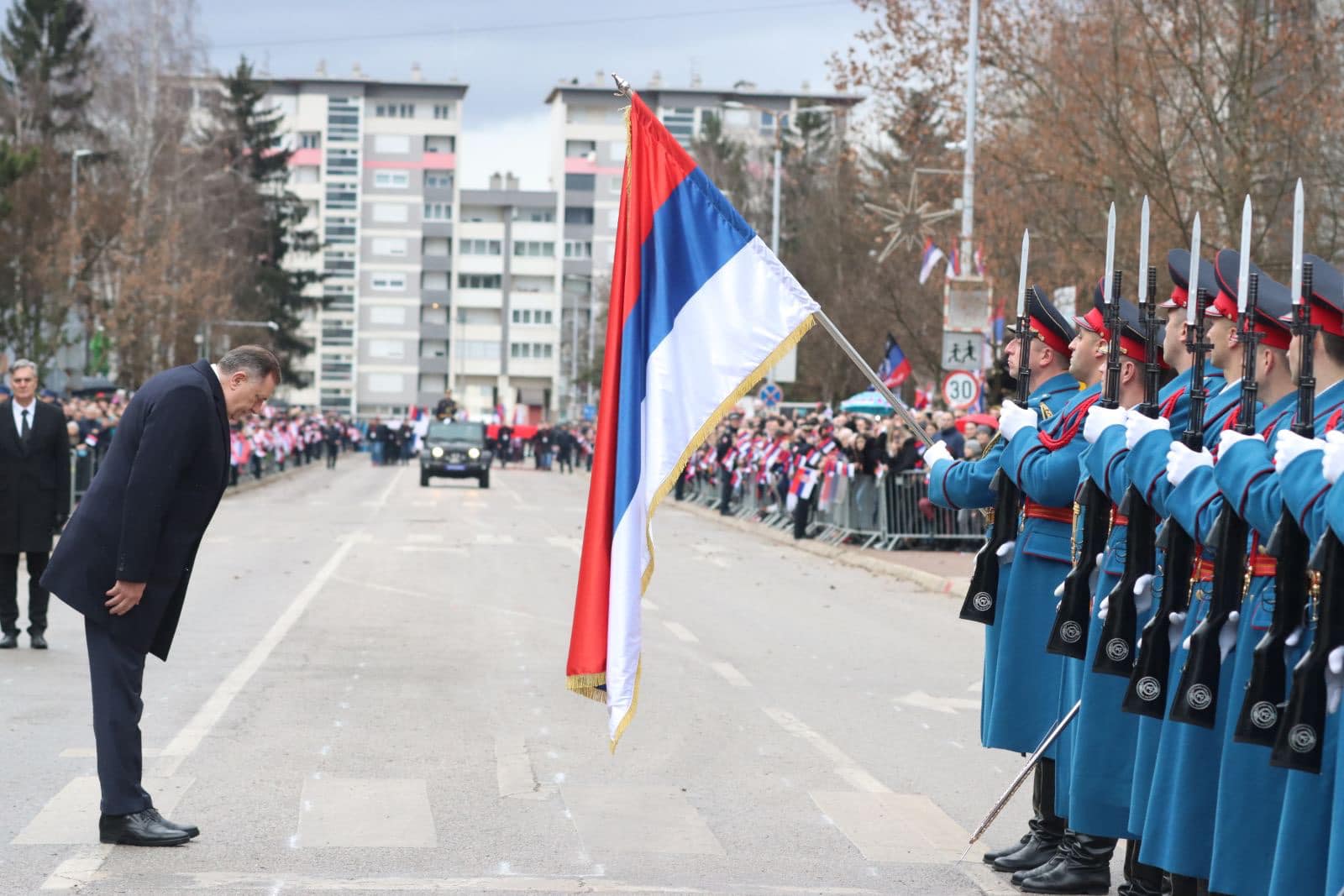 PJESMOM PUKNI ZORO ZAVRŠEN DEFILE Razvijena Srpska zastava duga 527 metara FOTO/VIDEO