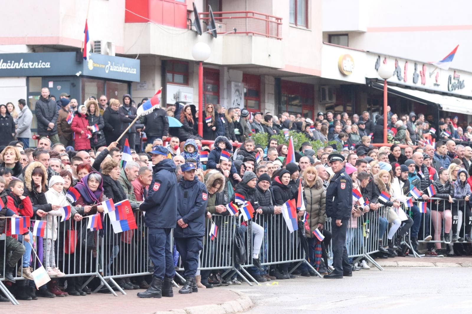 PJESMOM PUKNI ZORO ZAVRŠEN DEFILE Razvijena Srpska zastava duga 527 metara FOTO/VIDEO