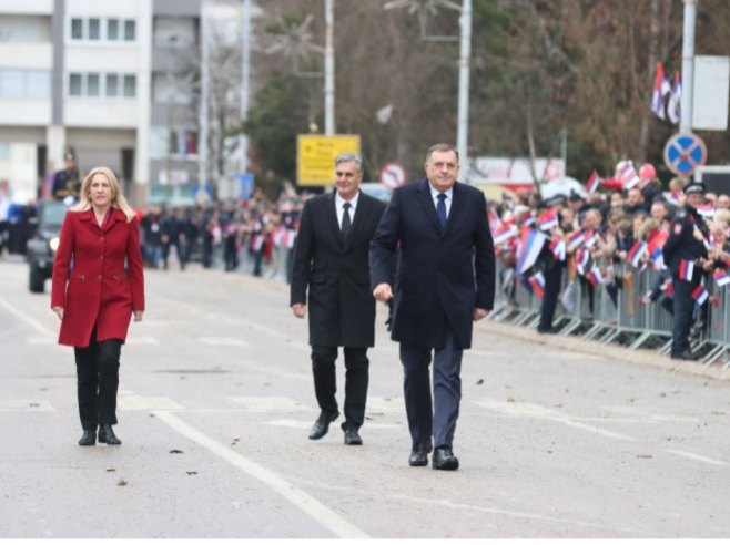 PJESMOM PUKNI ZORO ZAVRŠEN DEFILE Razvijena Srpska zastava duga 527 metara FOTO/VIDEO