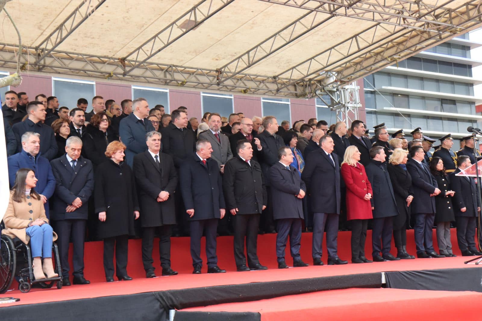 PJESMOM PUKNI ZORO ZAVRŠEN DEFILE Razvijena Srpska zastava duga 527 metara FOTO/VIDEO