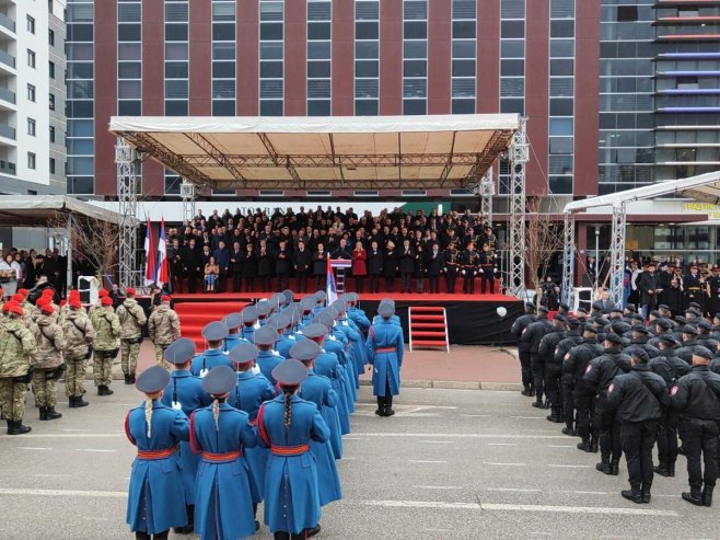 PJESMOM PUKNI ZORO ZAVRŠEN DEFILE Razvijena Srpska zastava duga 527 metara FOTO/VIDEO