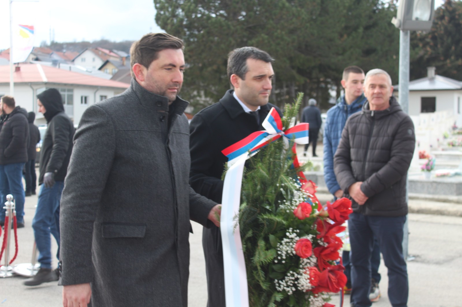 Gradonačelnik Petrović položio cvijeće na srpskom vojničkom spomen-groblju „Mali Zejtinlik“