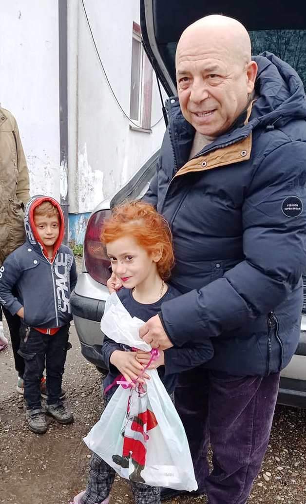 Hasan Dudić i ove godine podijelio poklon paketiće za romsku djecu u Bijeljini