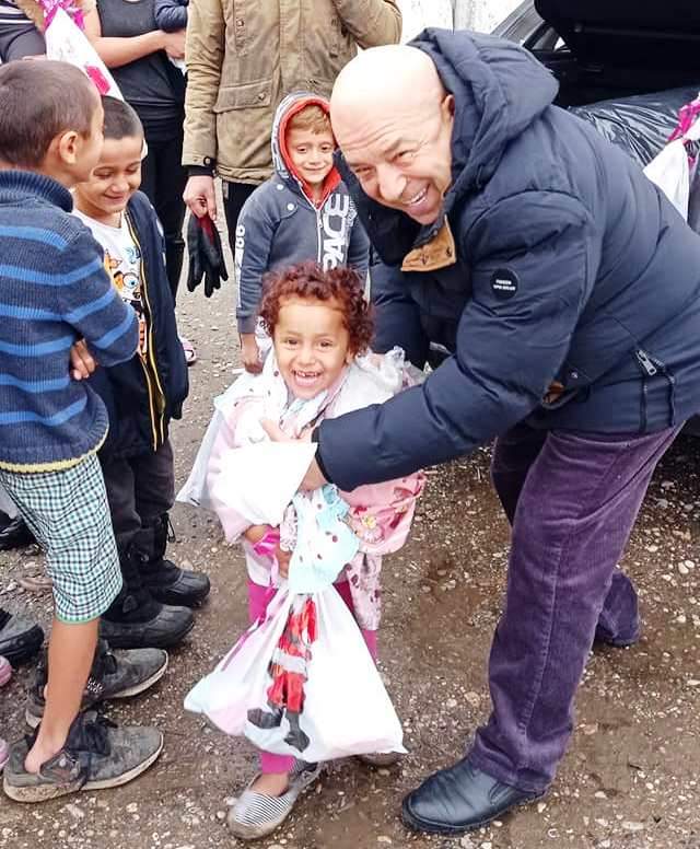 Hasan Dudić i ove godine podijelio poklon paketiće za romsku djecu u Bijeljini