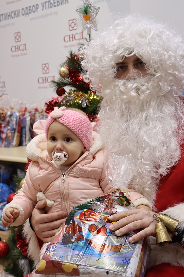 Aktiv žena SNSD Ugljevik: Tradicionalna dodjela novogodišnjih paketića