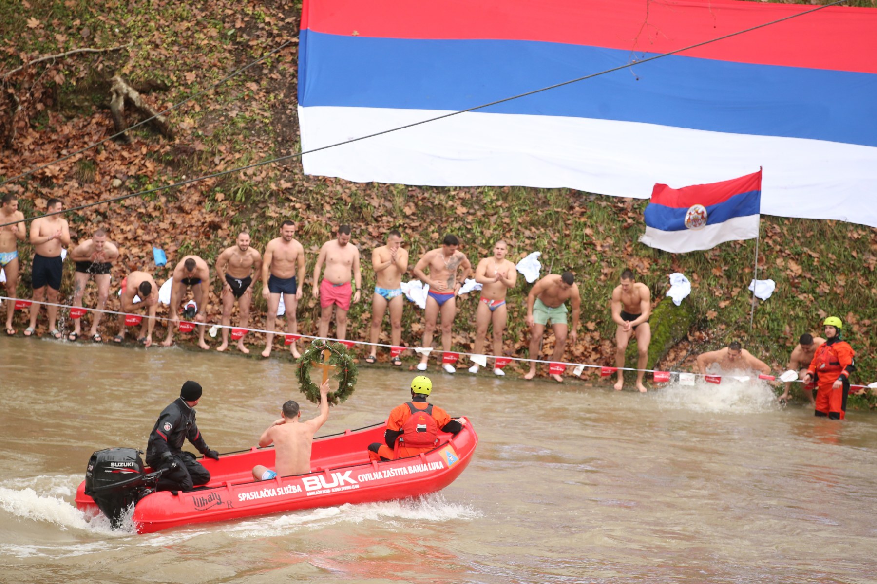 On je bio junak i u nabujalom Vrbasu: Samo jedan Banjalučanin plivao za Časni krst (FOTO)