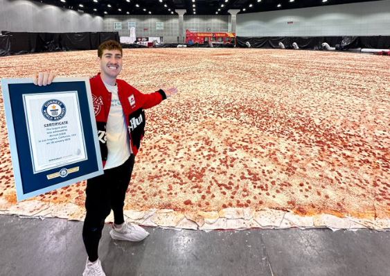 VIDEO Oborili Ginisov rekord: U Americi napravljena najveća pica na svijetu i ima 68.000 kriški
