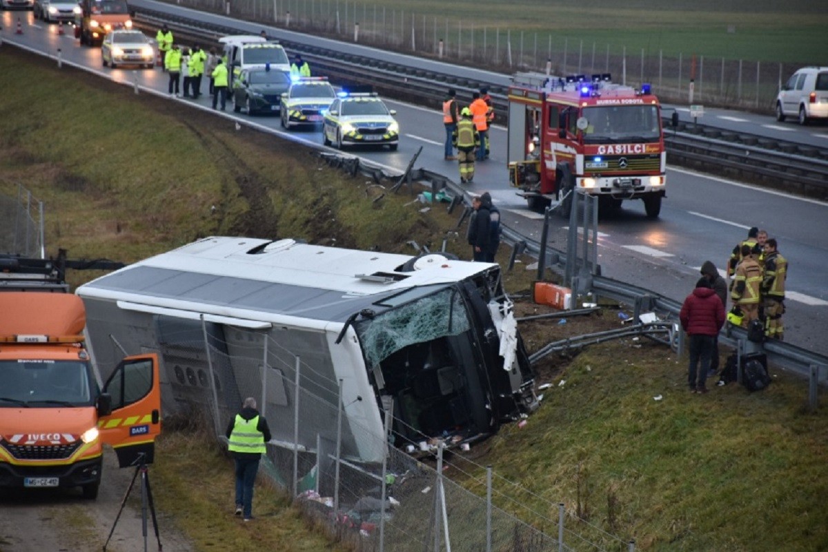 Autobus u Sloveniji sletio sa autoputa, tri osobe poginule