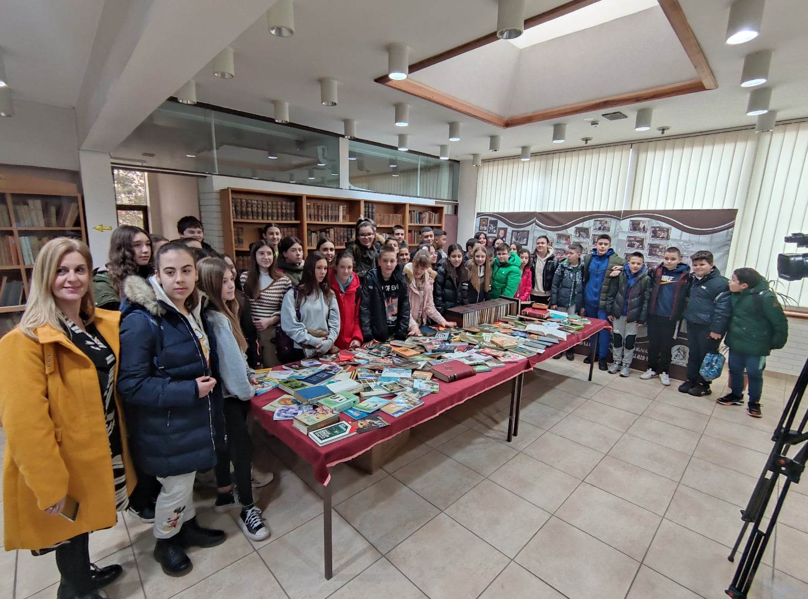 Učenici OŠ „Vuk Karadžić“ poklonili knjige bijeljinskoj Biblioteci