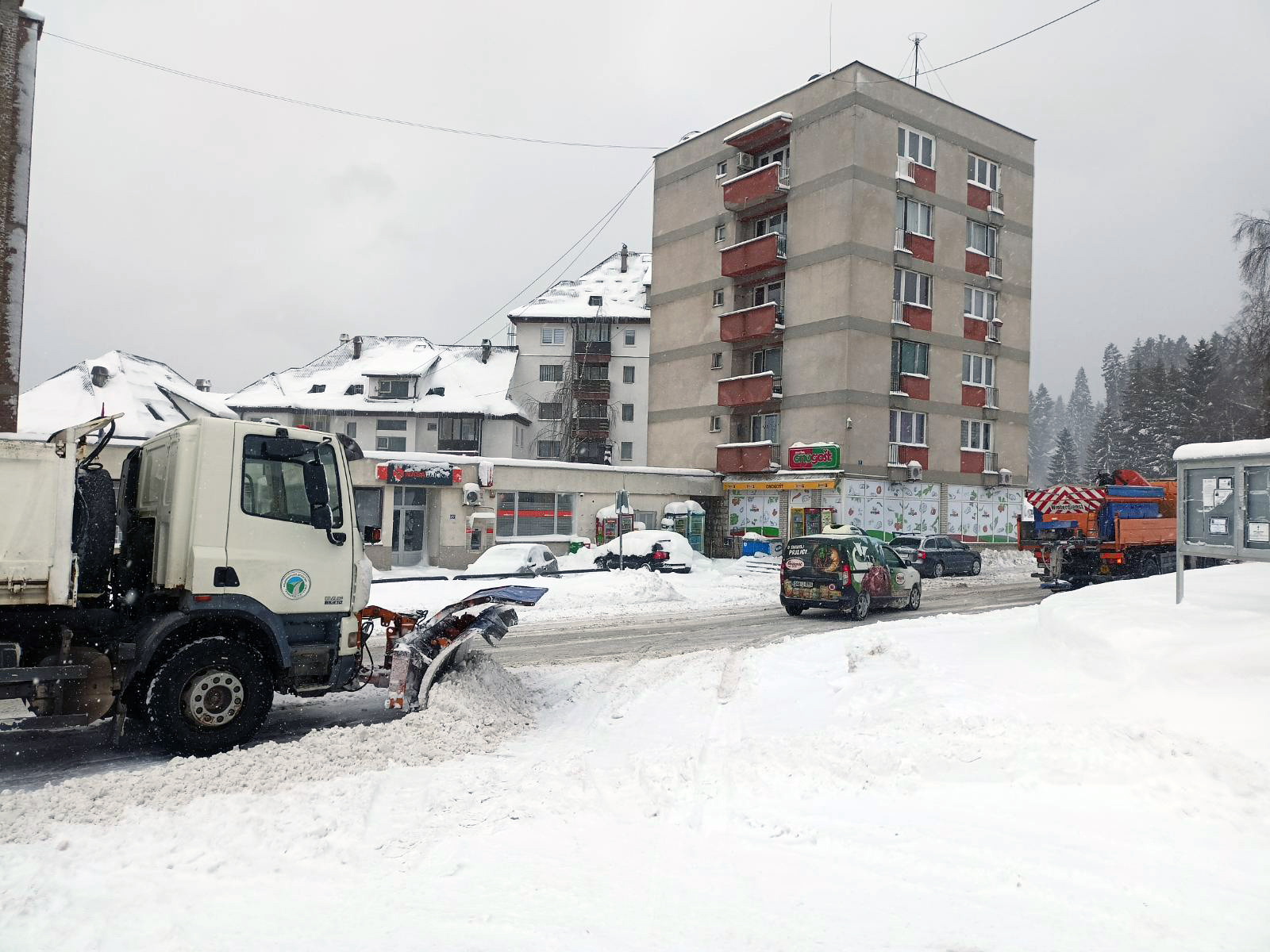 Otežan saobraćaj na lokalnim putevima zbog smetova