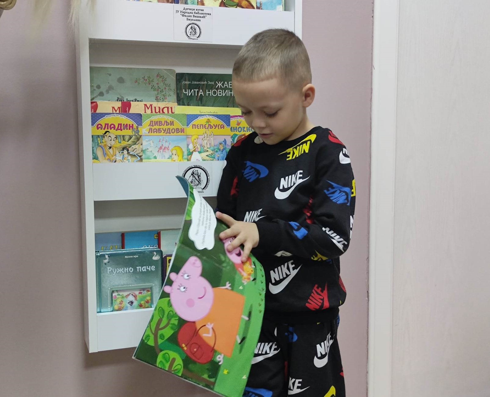Biblioteka donirala knjige odjeljenju pedijatrije DZ Bijeljina FOTO