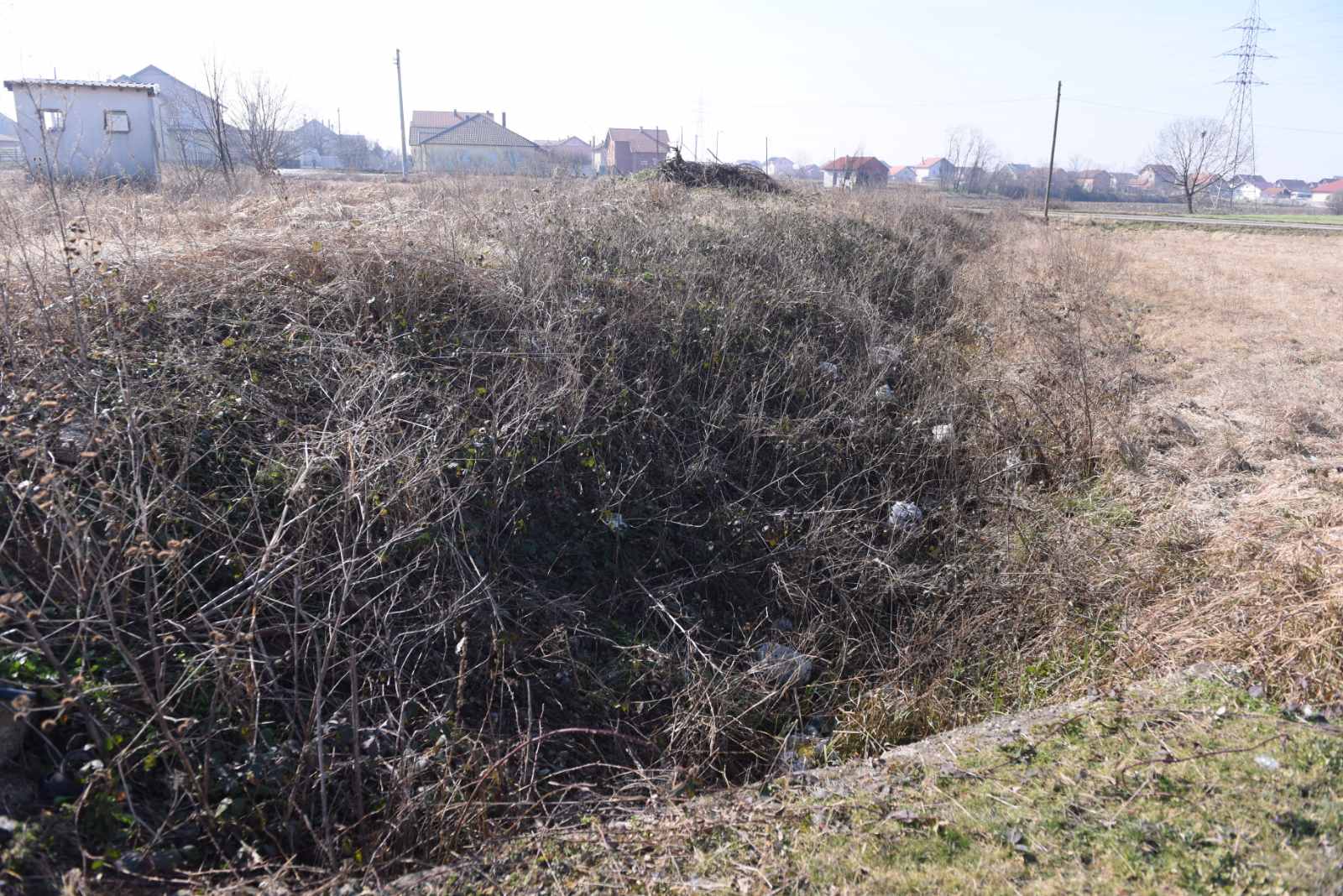 (FOTO) Gradonačelnik ignoriše probleme građana Koviljuša? Politika ili nešto drugo?