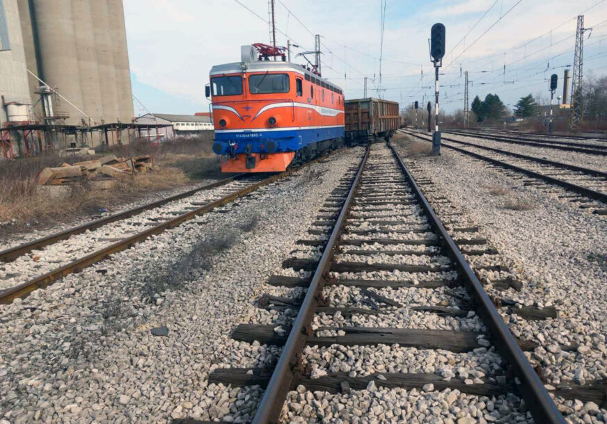 Iskliznuo vagon teretnog voza u Šamcu (FOTO)