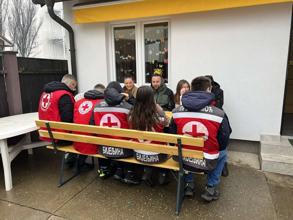 Mladi Crvenog krsta Bijeljina donirali sto i klupe za djecu u riziku FOTO