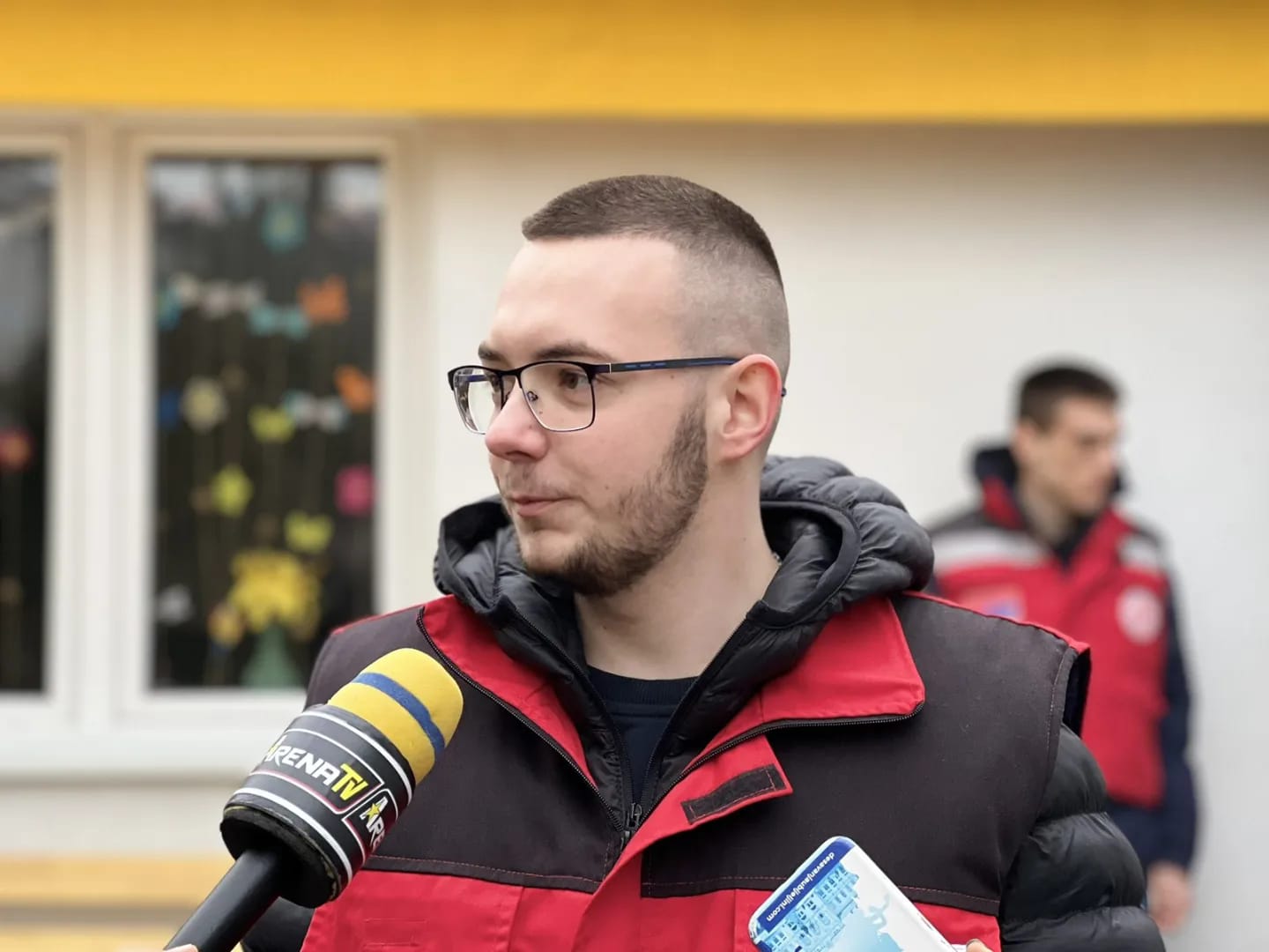Mladi Crvenog krsta Bijeljina donirali sto i klupe za djecu u riziku FOTO