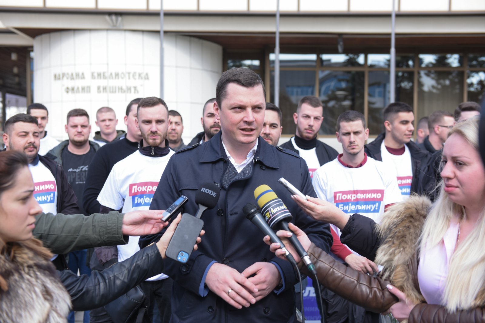 Narodna koalicija "Pokrenimo Bijeljinu" dijelila damama cvijeće povodom 8. marta