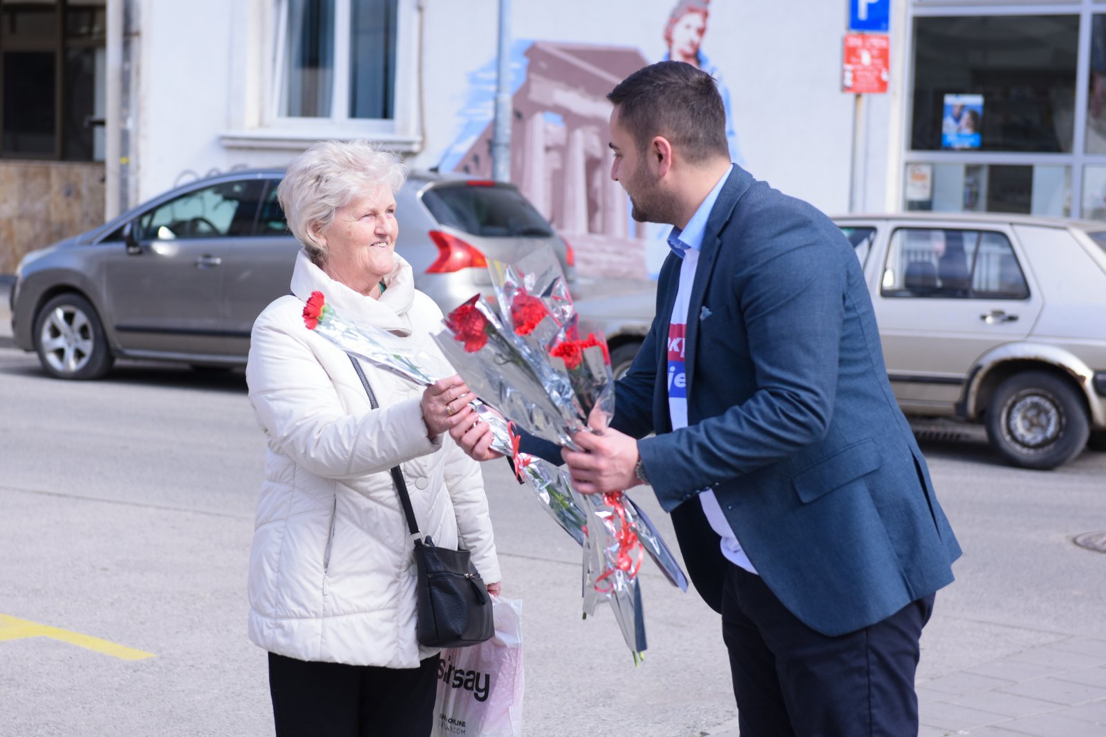 Narodna koalicija "Pokrenimo Bijeljinu" dijelila damama cvijeće povodom 8. marta