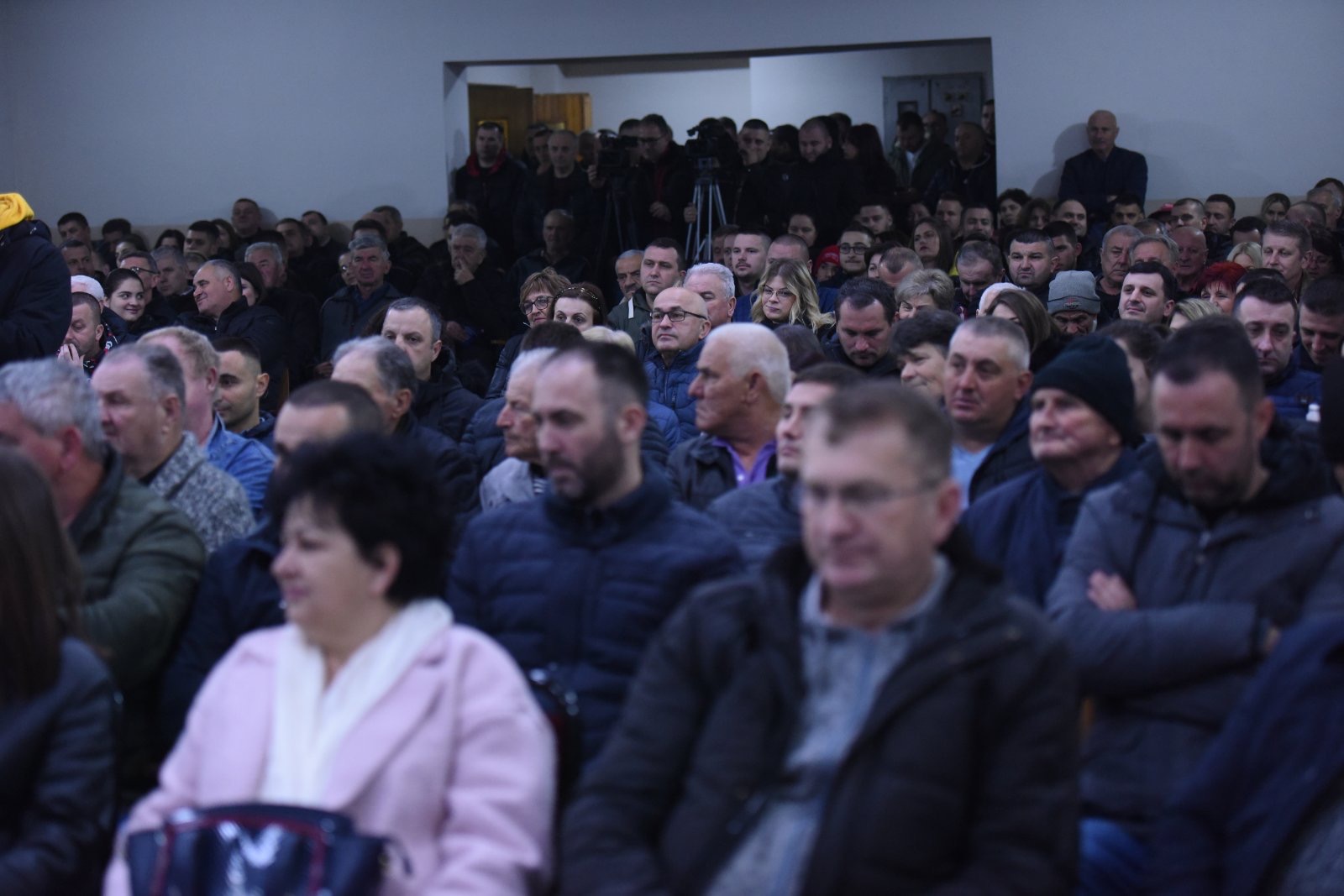 Milovanović na tribini u Dvorovima: Prepuna sala pokazatelj da su ljudi odlučili da opozovu Petrovića