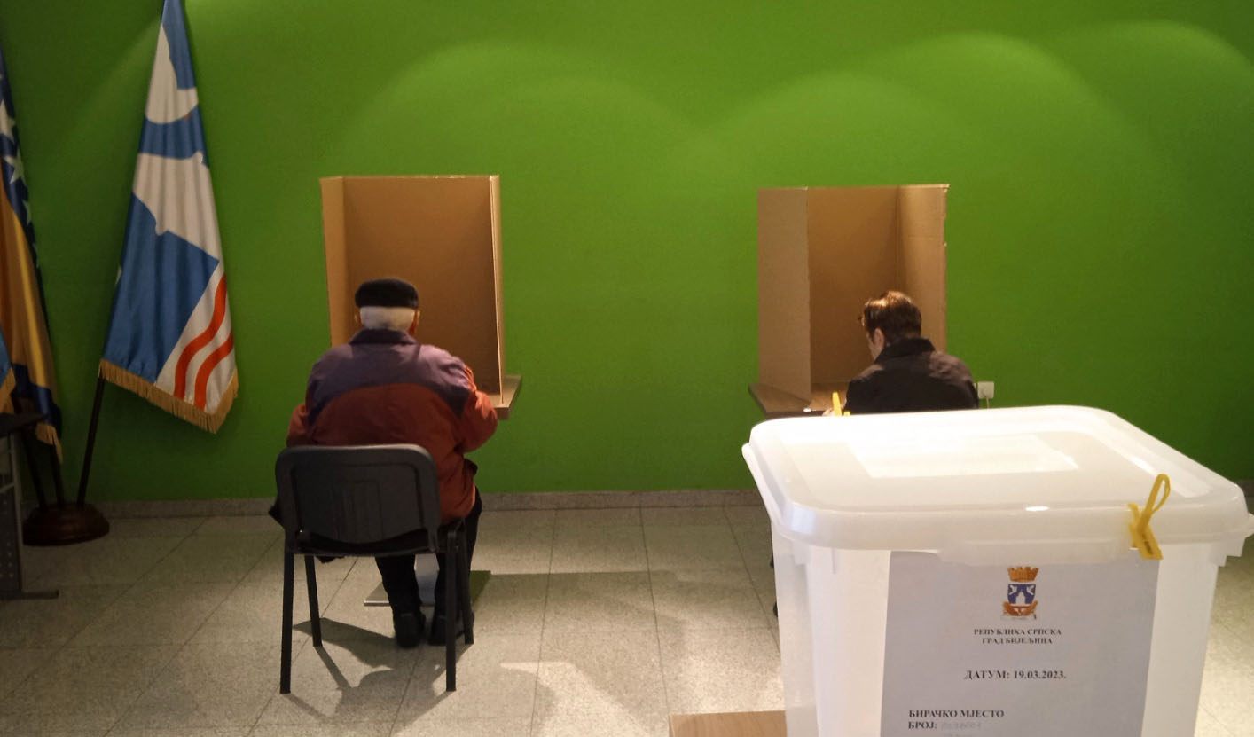 Predsjednik biračkog odbora samoinicijativno okrenuo glasačke kabine