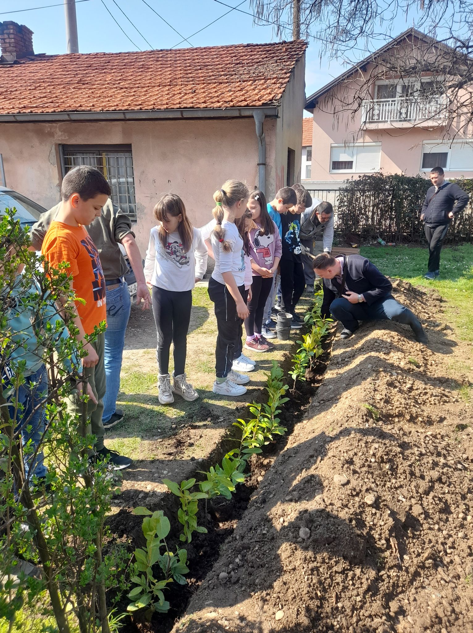 "Roditelji ZA prava djece" i đaci uredili dvorišta Osnovne škole "Jovan Dučić"