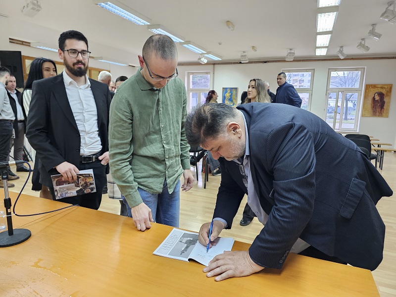 STRANICE ISPISANE LJUBAVLJU Prva promocija knjige „Od majke do Crkve“ novinara Vladimira Mitrića održana je u Ugljeviku