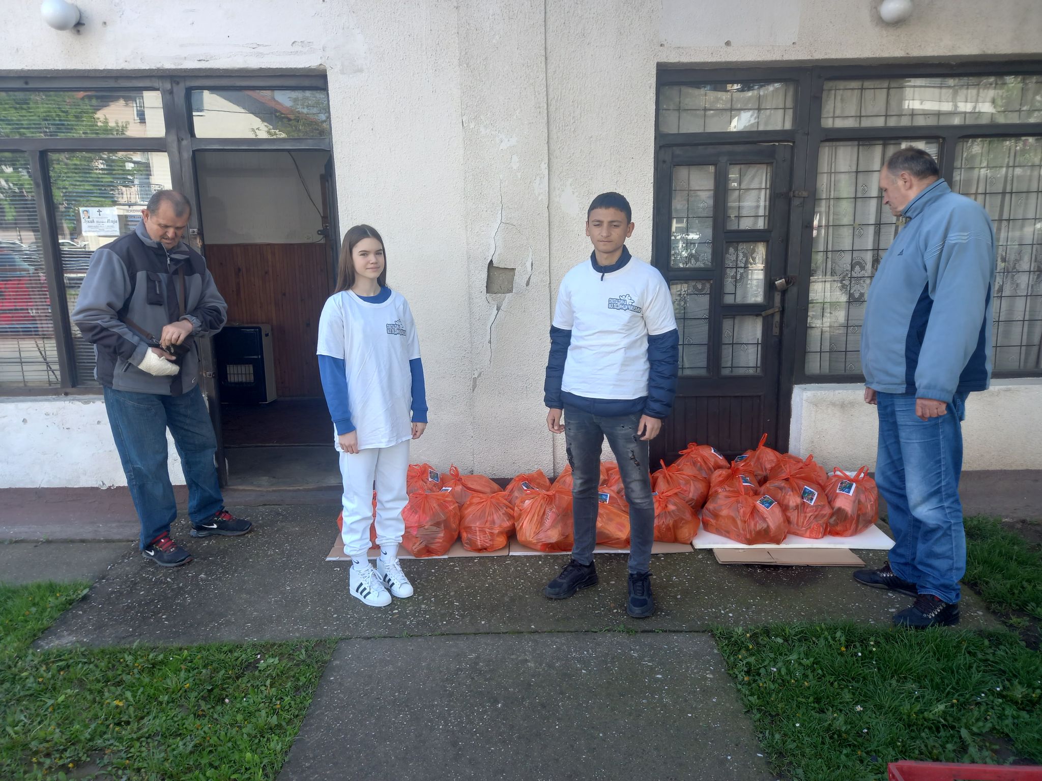 Omladina Ledinaca uručila pomoć korisnicima Narodne kuhinje FOTO