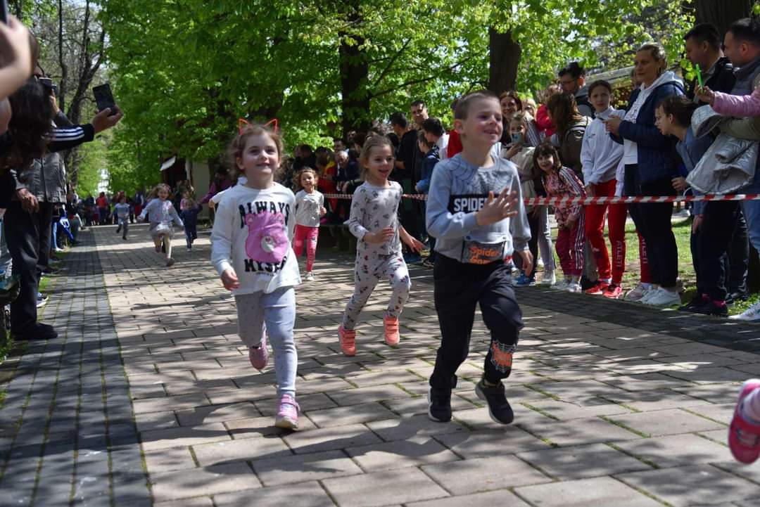 Djeca trčala za čistiju i zdraviju Semberiju FOTO