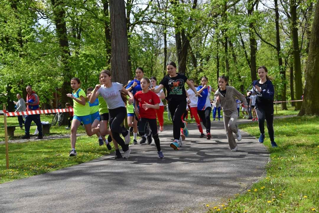 Djeca trčala za čistiju i zdraviju Semberiju FOTO