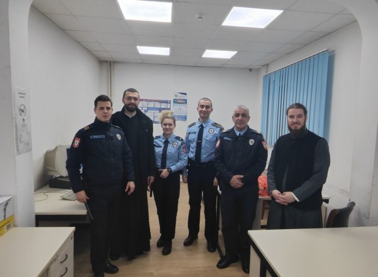 Dežurnim službama u Bijeljini Vaskršnji darovi Episkopa Fotija FOTO