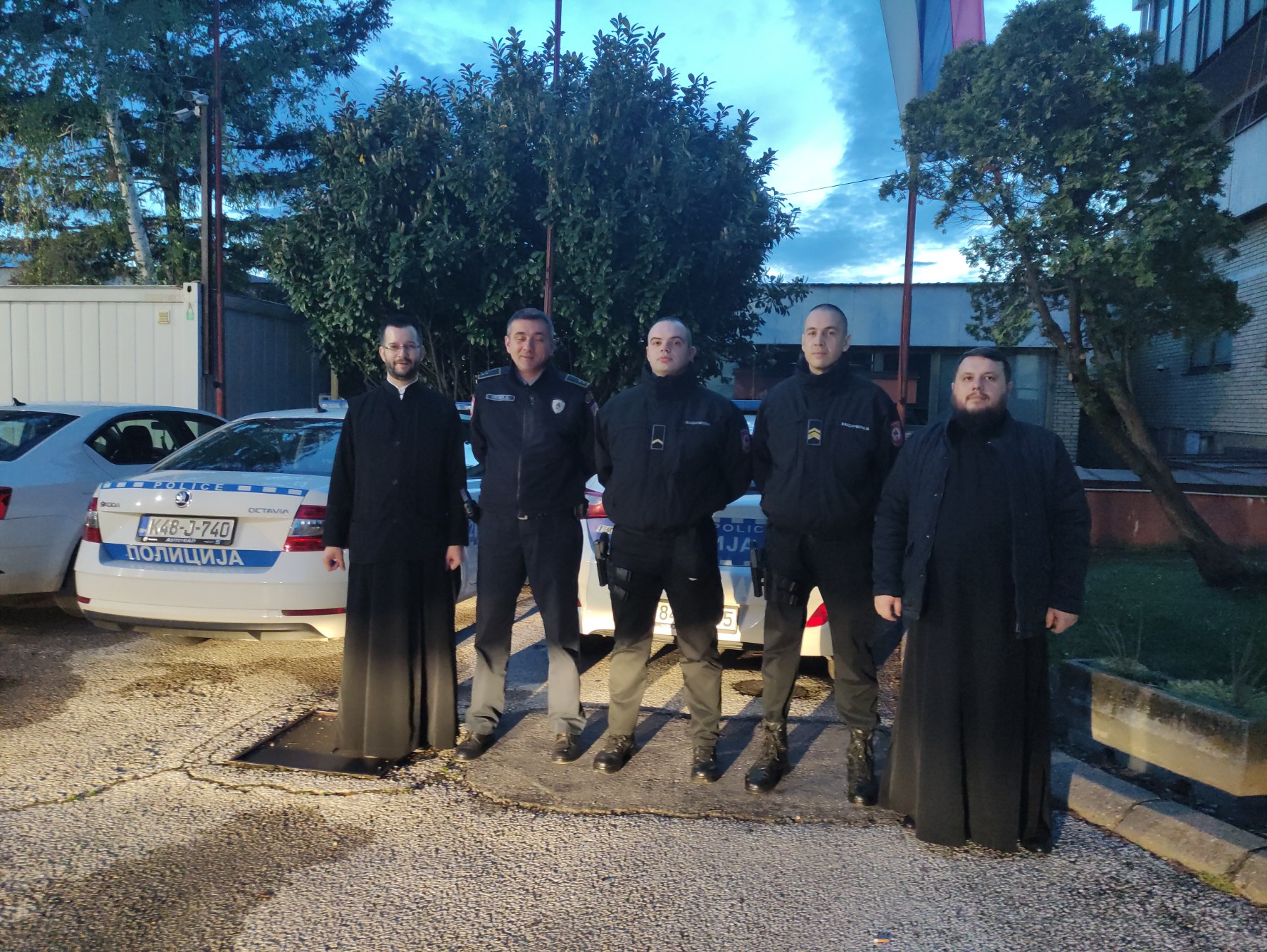 Dežurnim službama u Bijeljini Vaskršnji darovi Episkopa Fotija FOTO