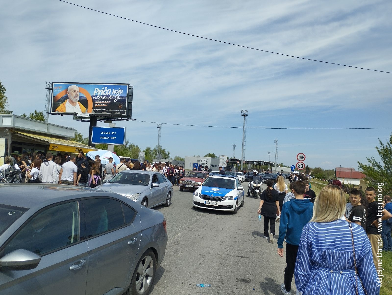 Kilometarske kolone prema Donjoj Gradini: Policija dijelila djeci vodu (FOTO)