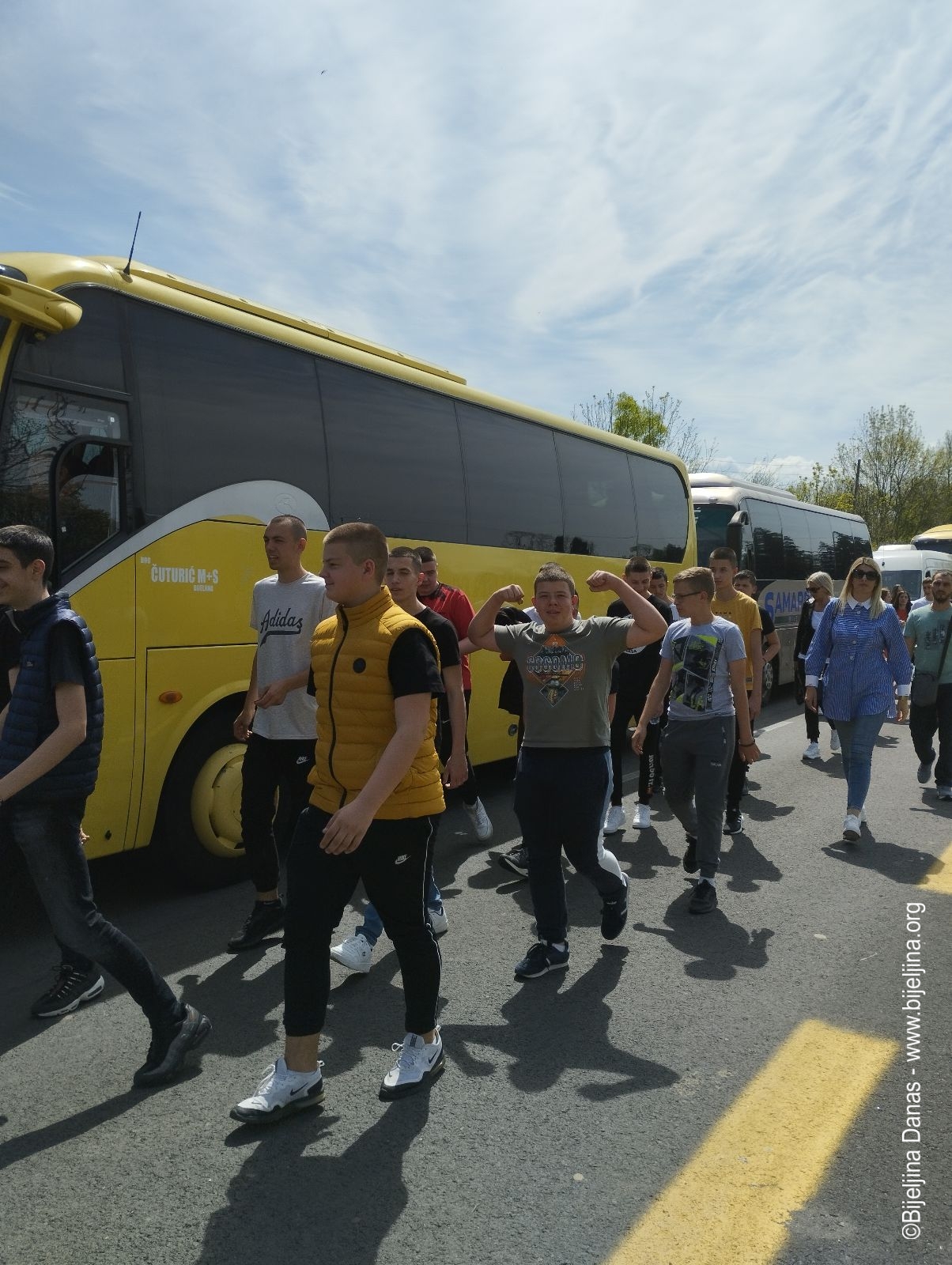 Kilometarske kolone prema Donjoj Gradini: Policija dijelila djeci vodu (FOTO)