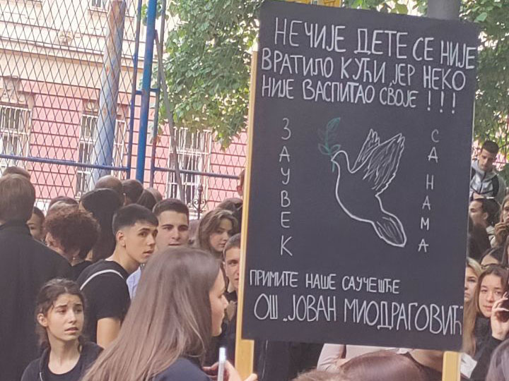 Hiljade đaka odaje počast ubijenima u školi na Vračaru