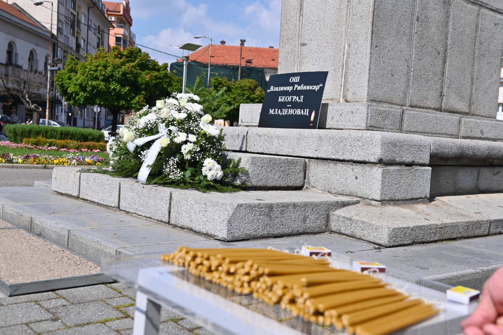 Građani Bijeljine odali počast stradalima u Beogradu i Mladenovcu FOTO