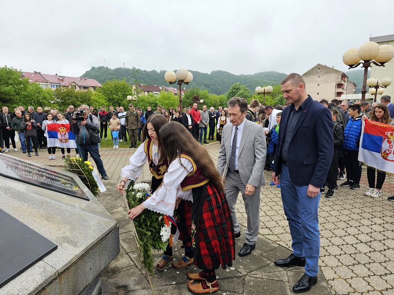 "Ponosni na Vojsku Republike Srpske" U Ugljeviku održan svečani defile ratnih zastava
